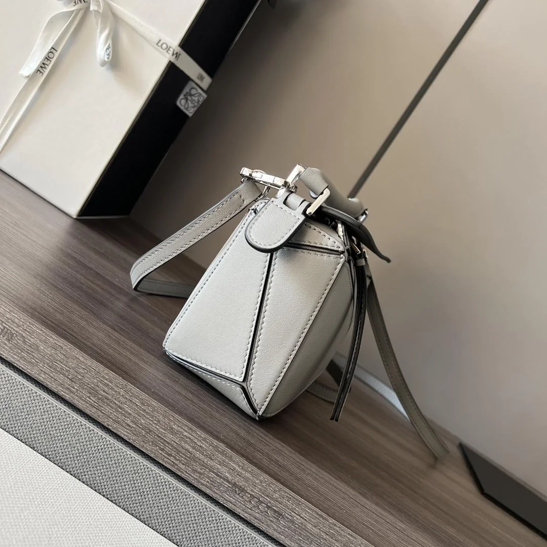 로에베 클래식 카프스킨 미니 퍼즐 백 그레이