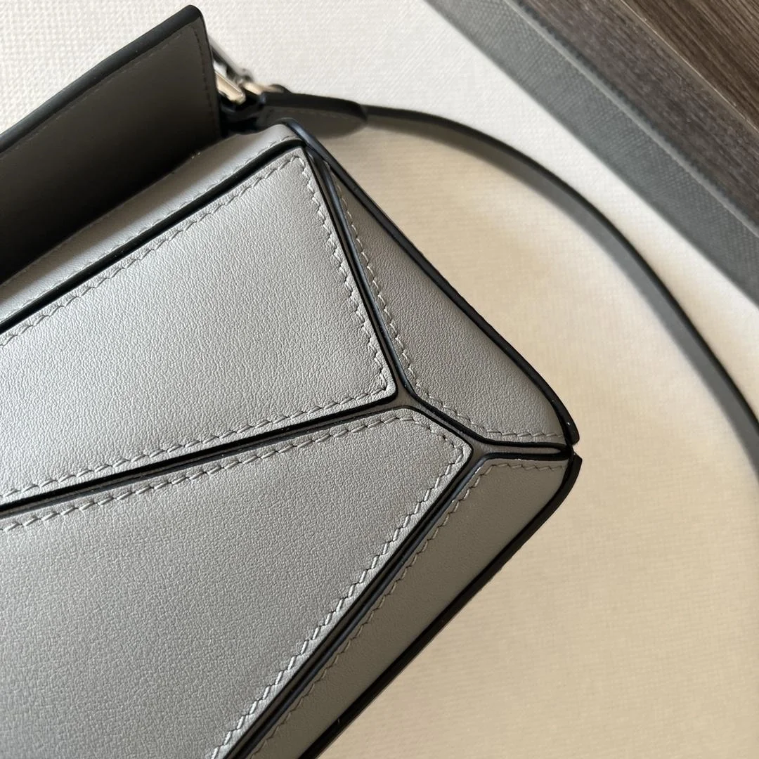 로에베 클래식 카프스킨 미니 퍼즐 백 그레이