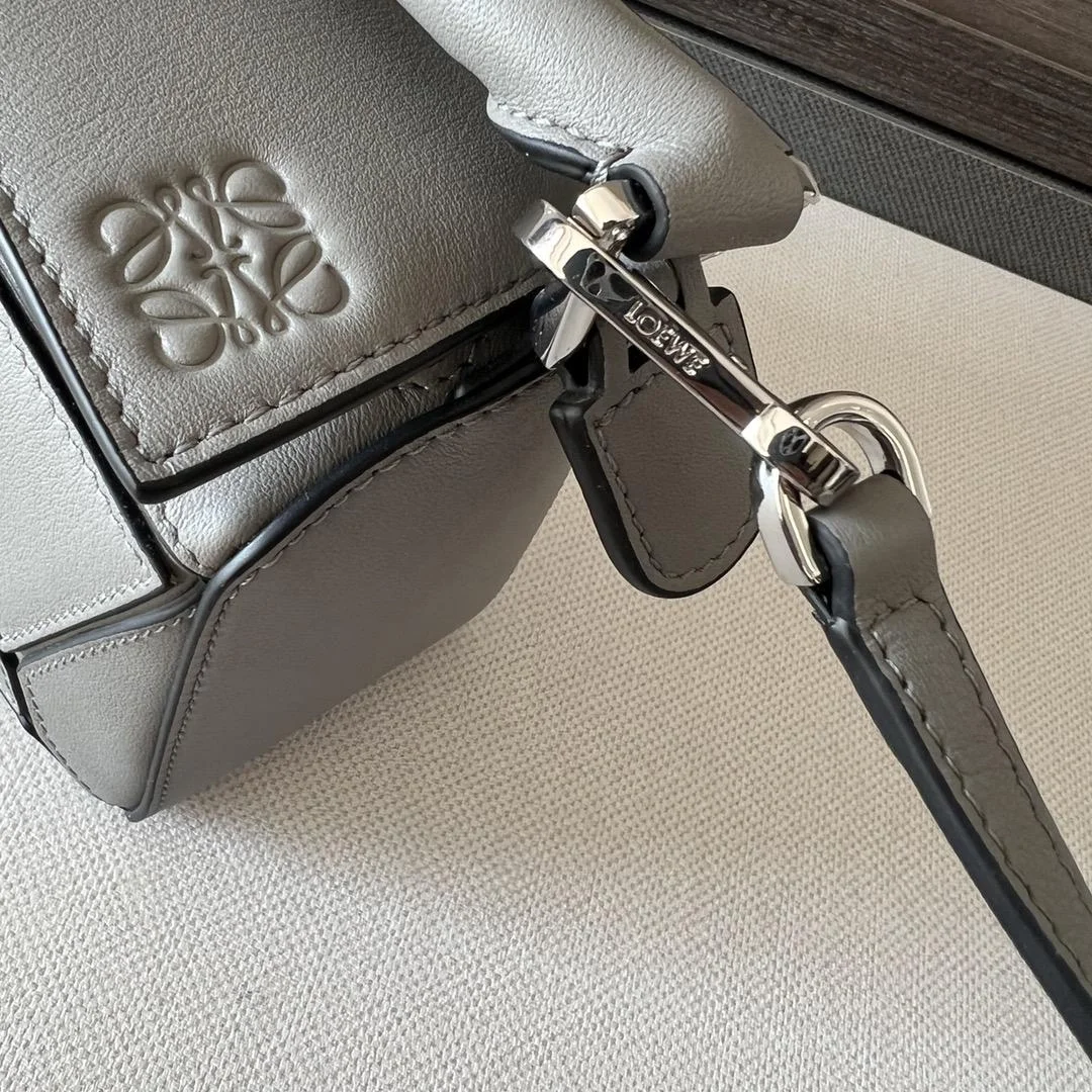 로에베 클래식 카프스킨 미니 퍼즐 백 그레이