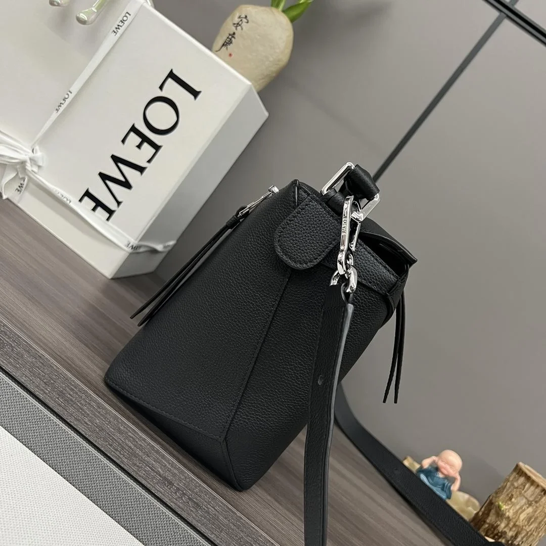 로에베 소프트 그레인 미디움 퍼즐 백 블랙