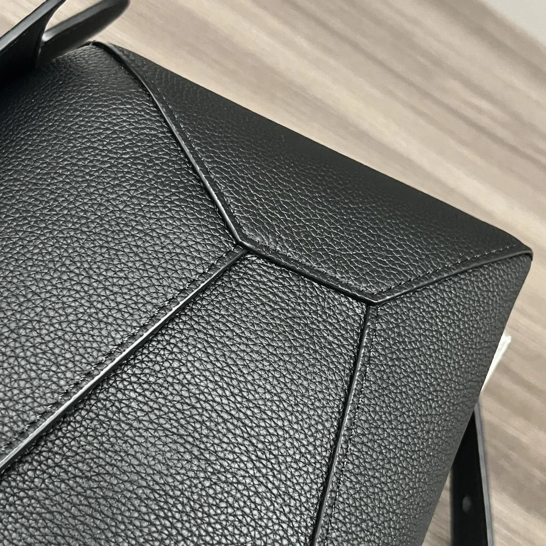 로에베 소프트 그레인 미디움 퍼즐 백 블랙