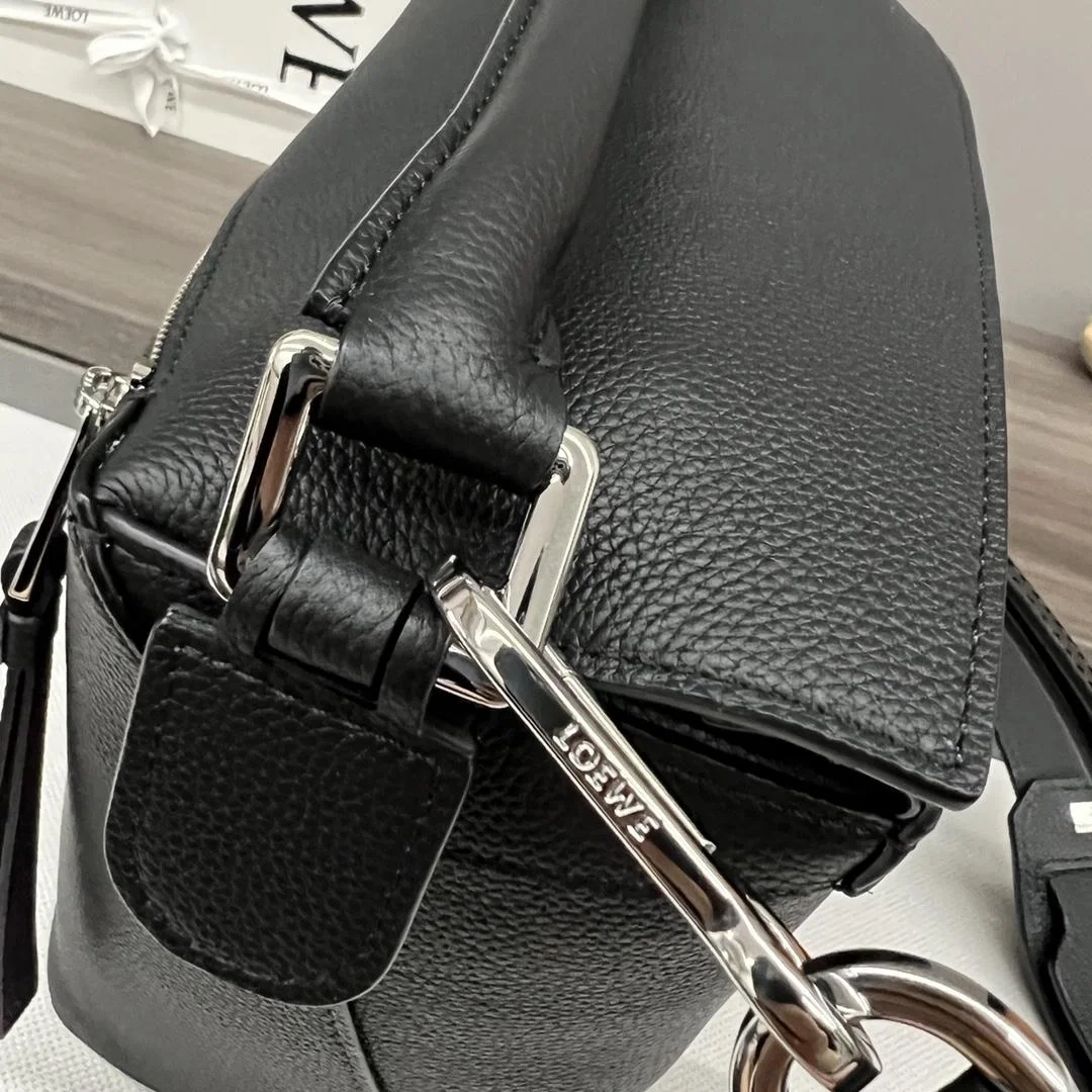 로에베 소프트 그레인 미디움 퍼즐 백 블랙