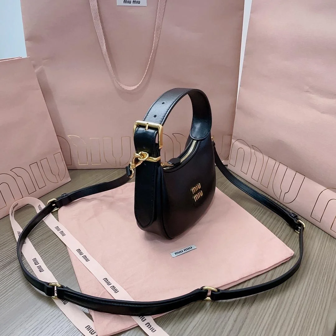 미우미우 가죽 미니 호보백 블랙