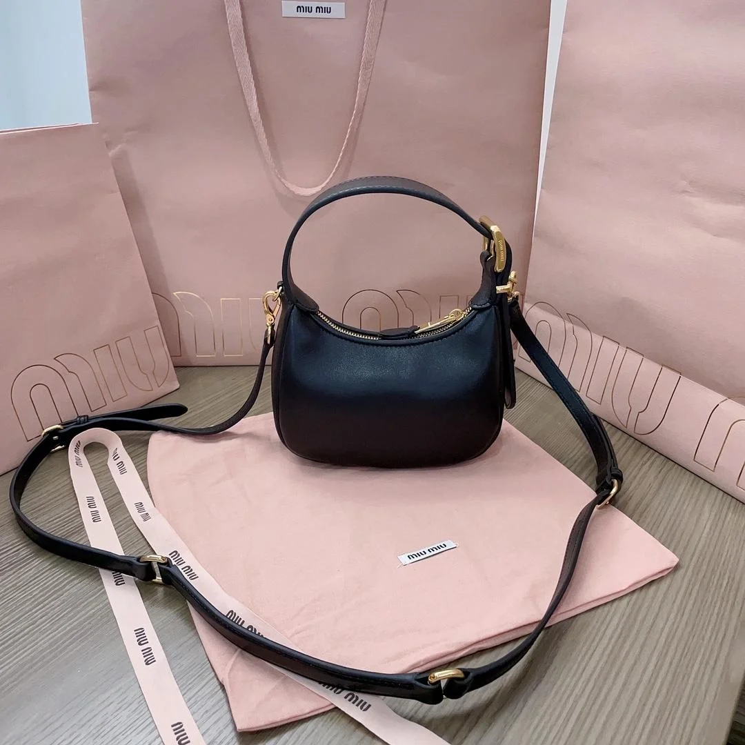 미우미우 가죽 미니 호보백 블랙