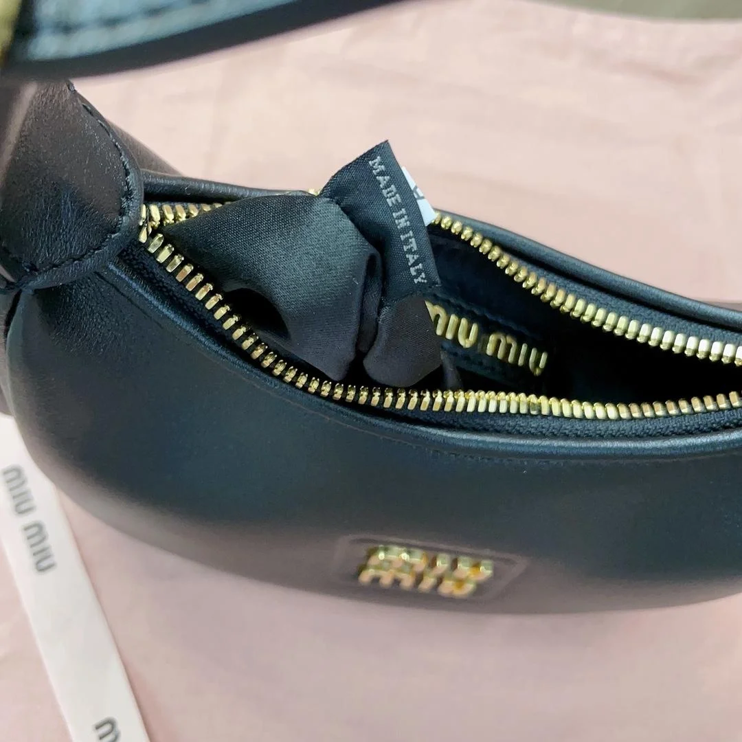 미우미우 가죽 미니 호보백 블랙