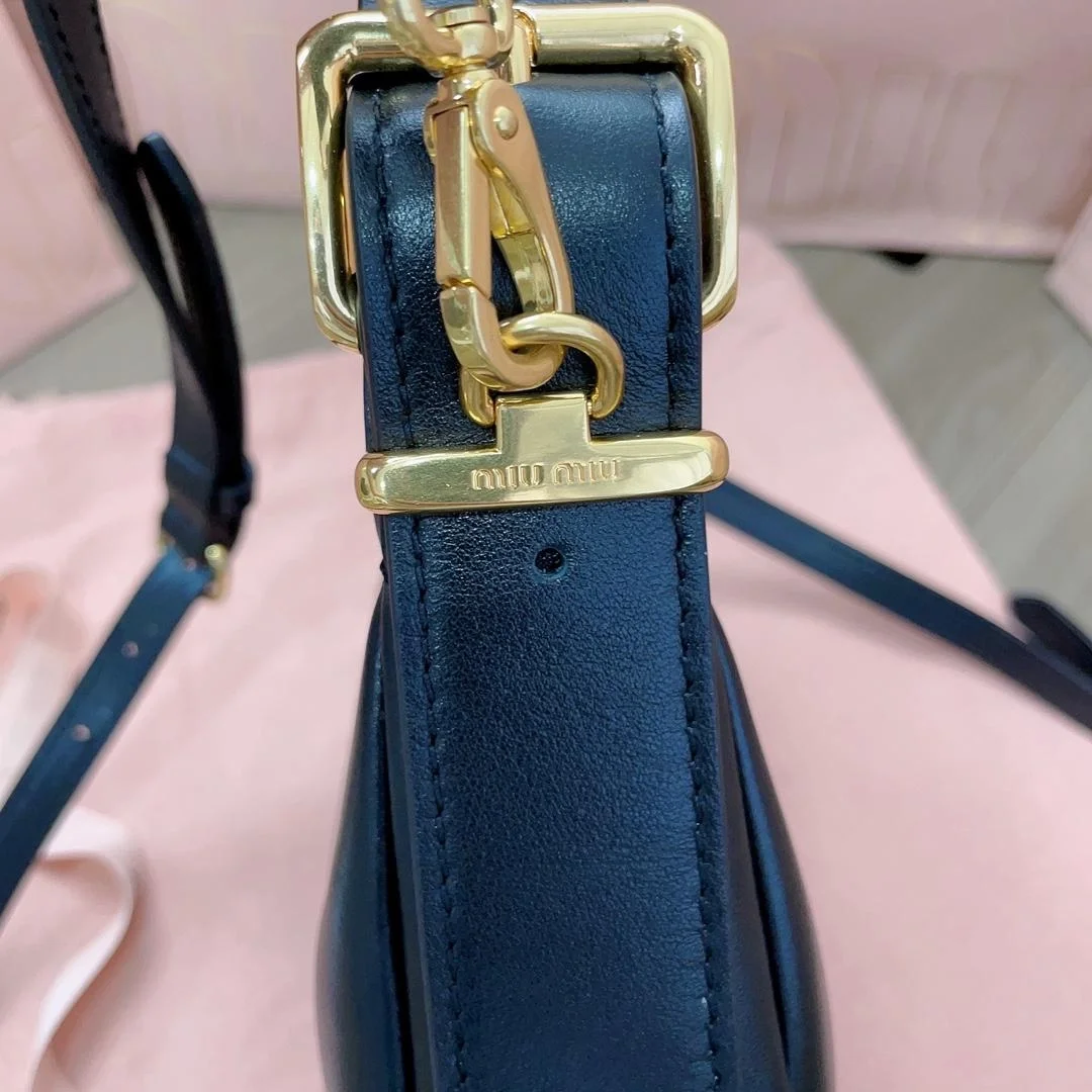 미우미우 가죽 미니 호보백 블랙