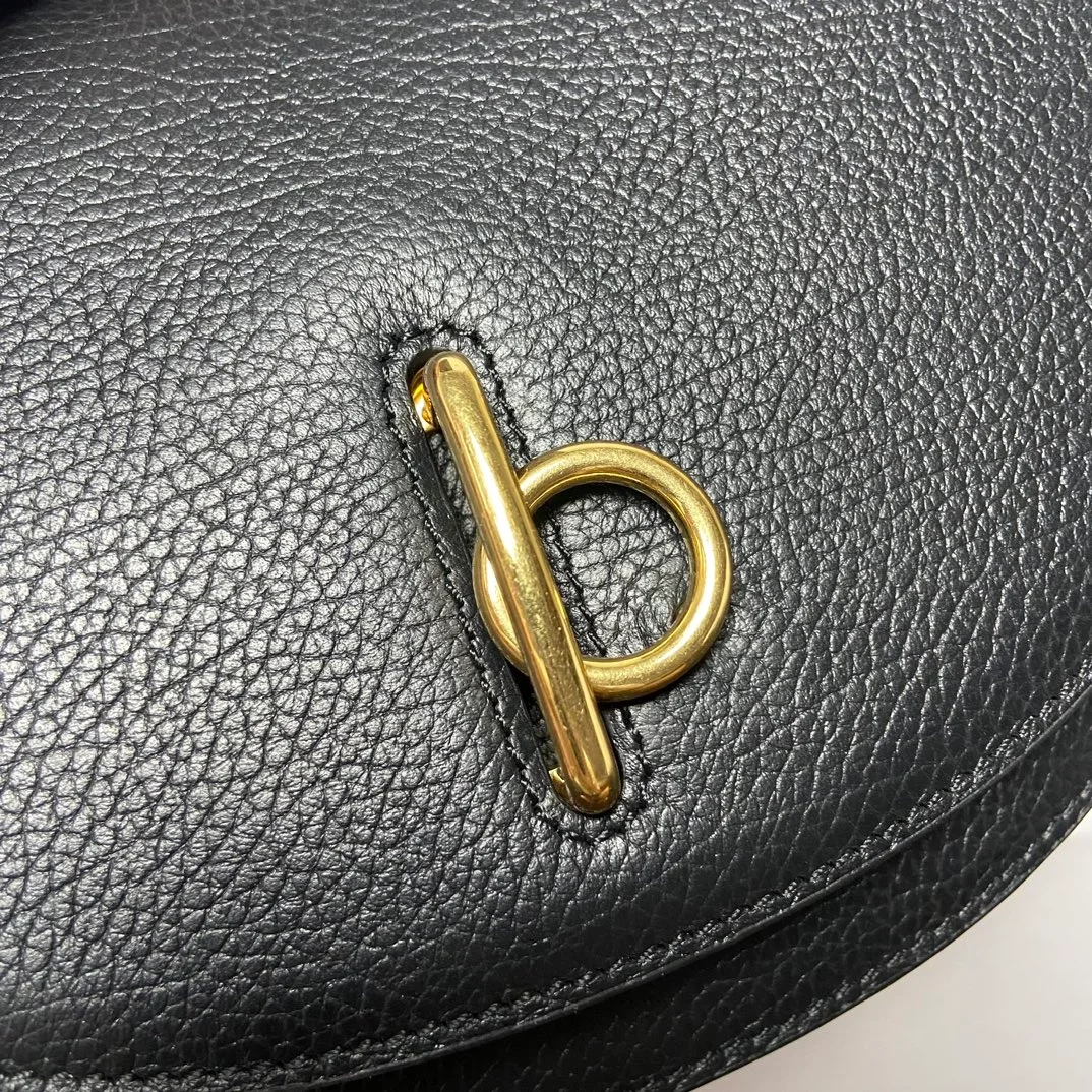 버버리 미니 로킹 홀스백 블랙