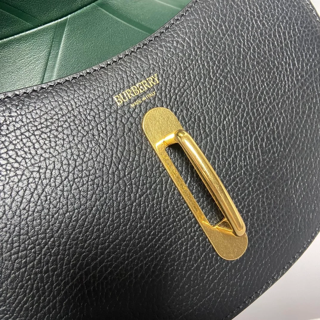 버버리 미니 로킹 홀스백 블랙