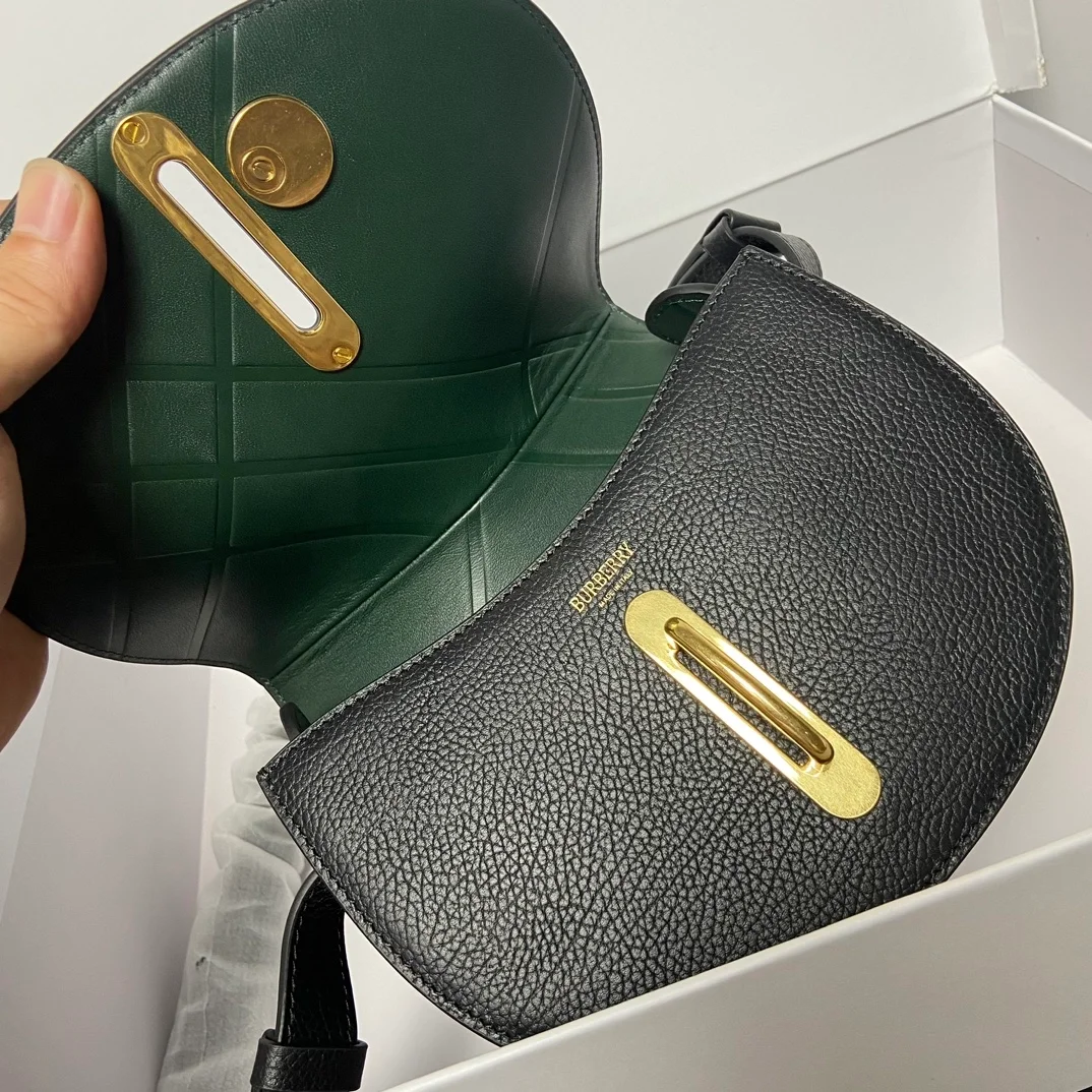 버버리 미니 로킹 홀스백 블랙