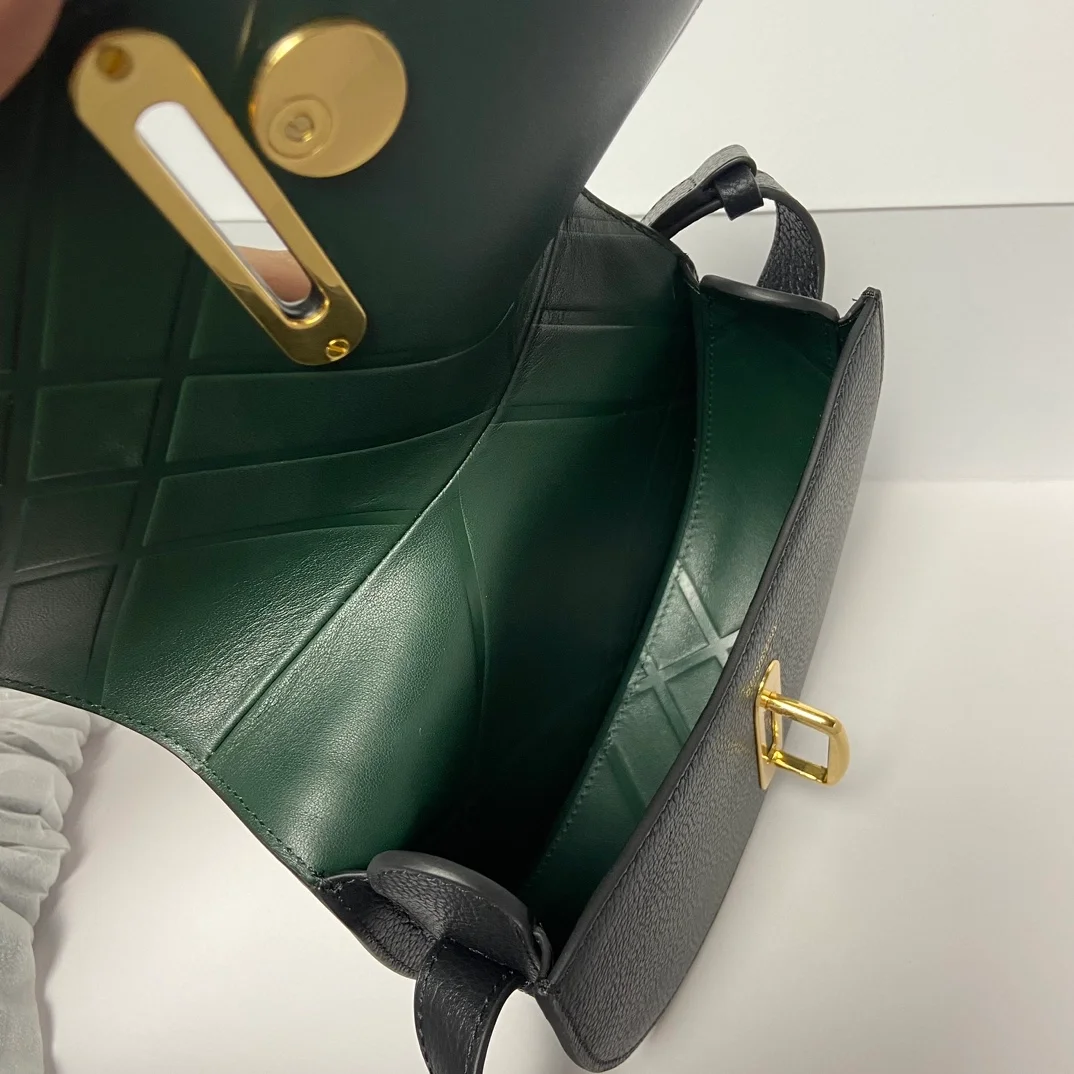 버버리 미니 로킹 홀스백 블랙