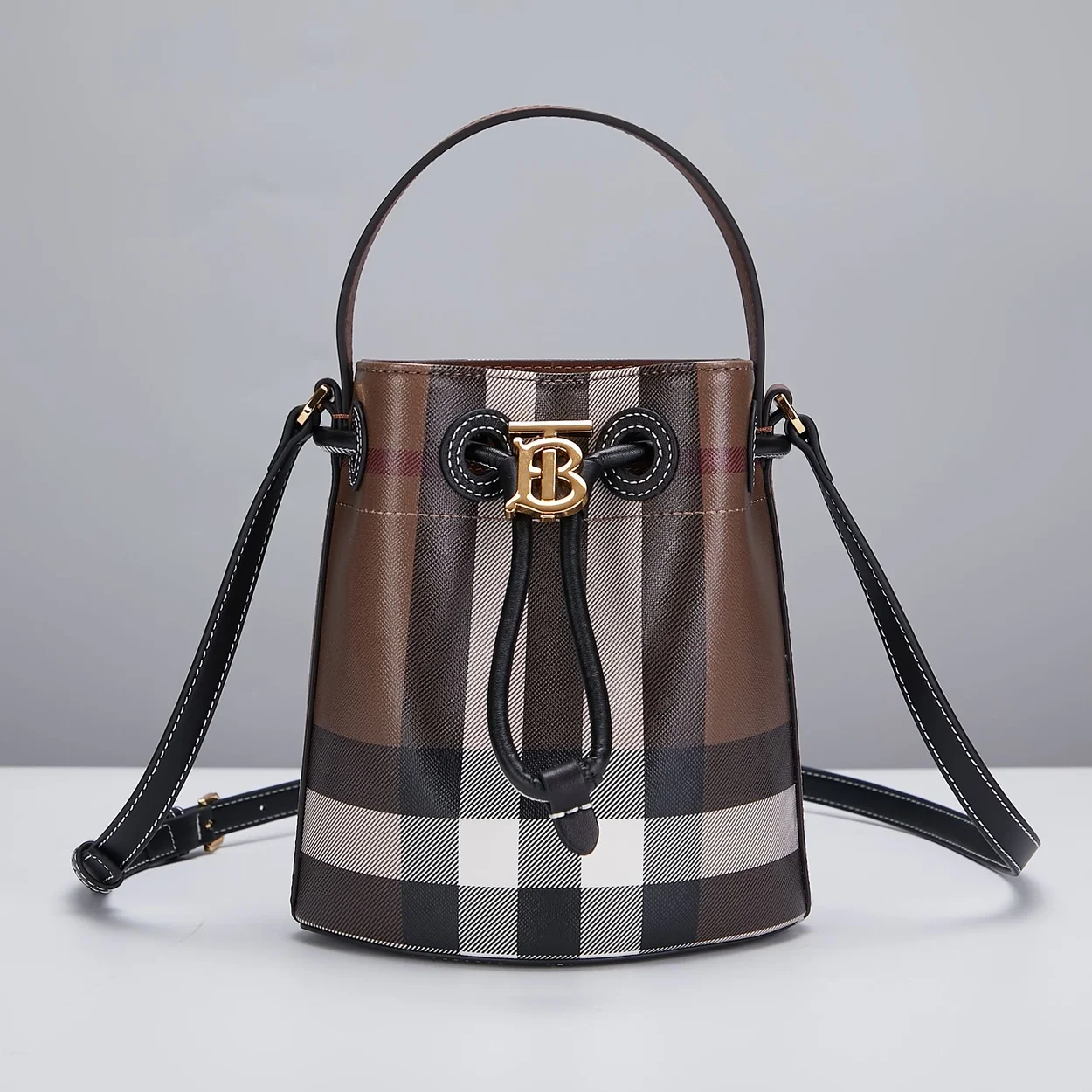 버버리 미니 TB 버킷백 다크 브라운