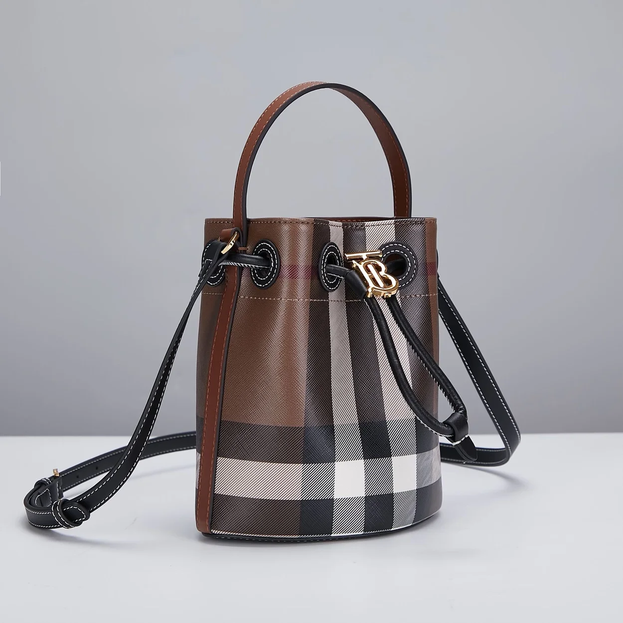 버버리 미니 TB 버킷백 다크 브라운