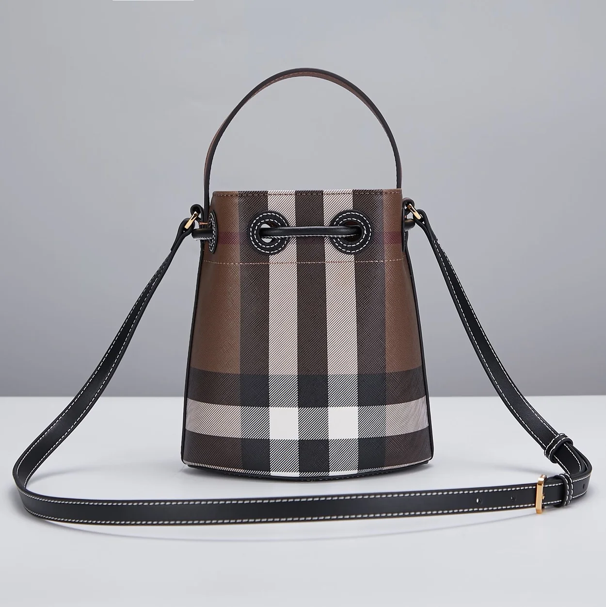 버버리 미니 TB 버킷백 다크 브라운