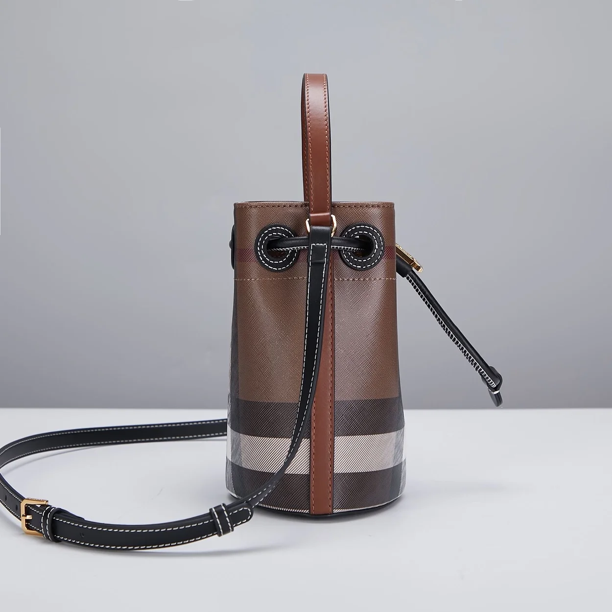 버버리 미니 TB 버킷백 다크 브라운