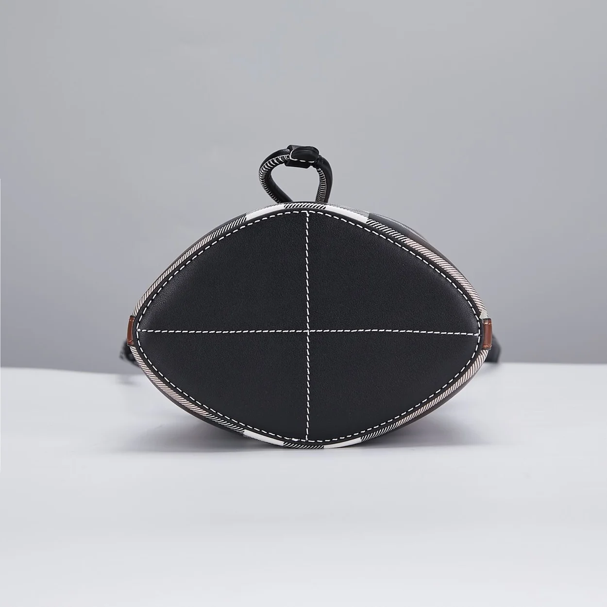 버버리 미니 TB 버킷백 다크 브라운