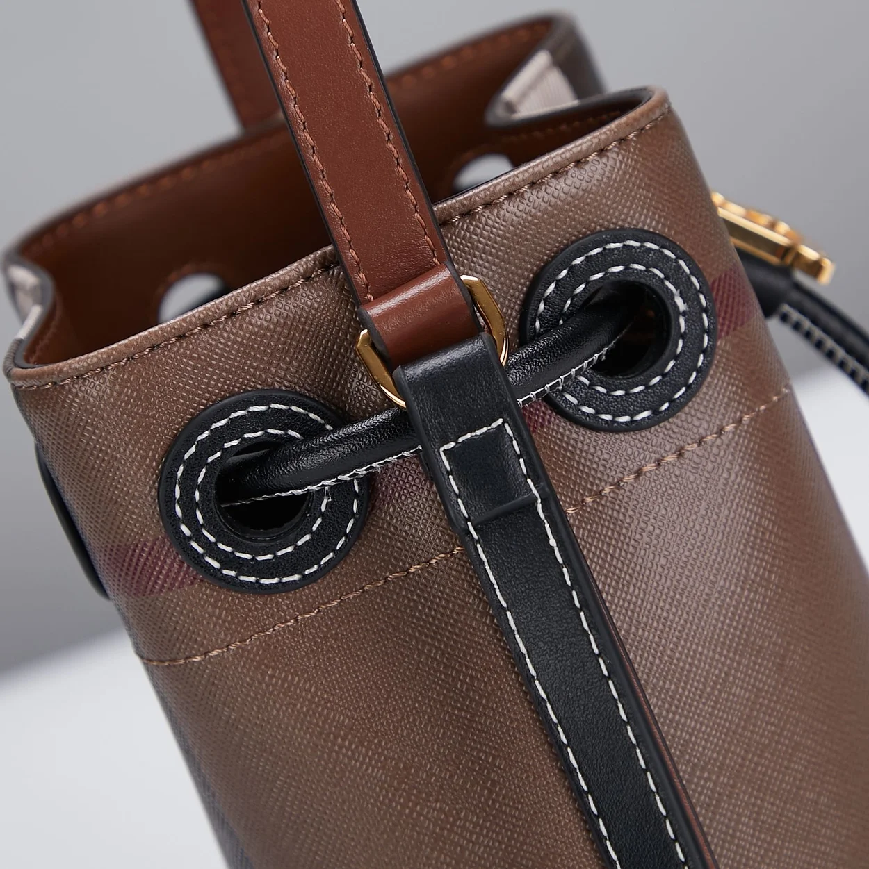 버버리 미니 TB 버킷백 다크 브라운