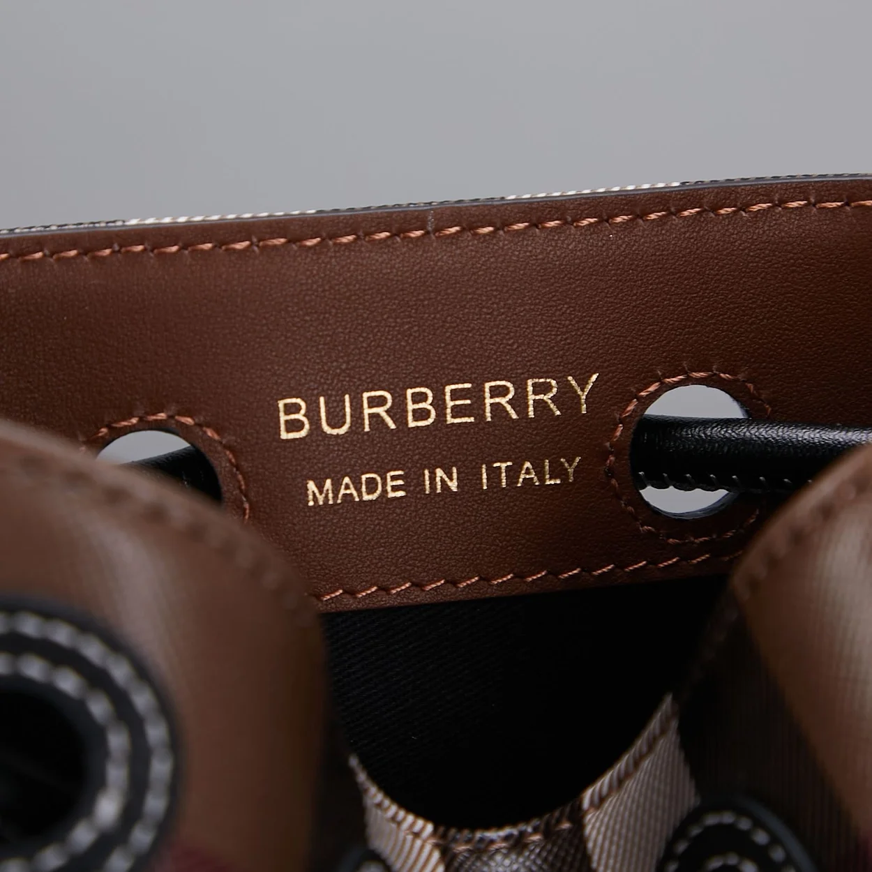 버버리 미니 TB 버킷백 다크 브라운