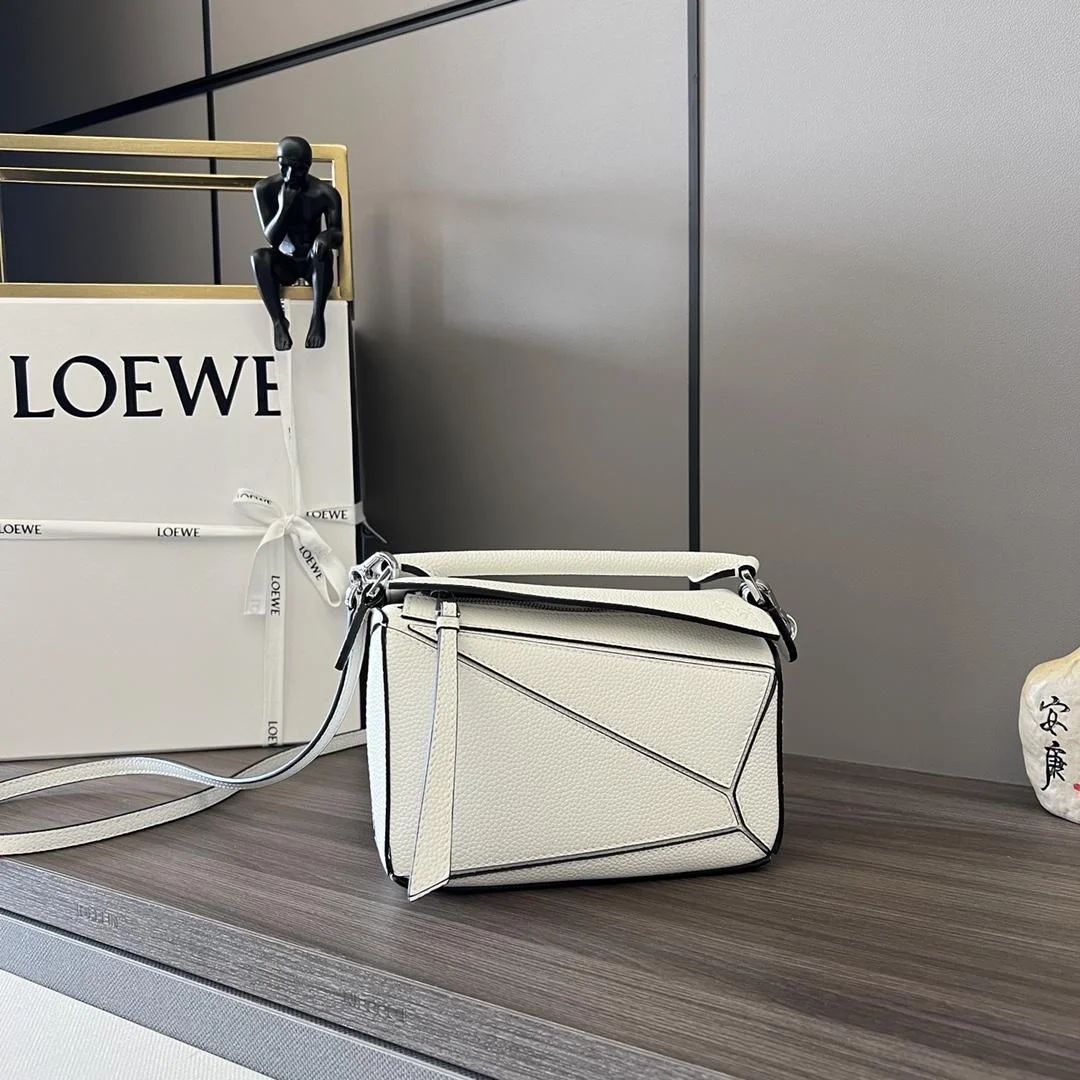 로에베 소프트 그레인 미니 퍼즐 백 화이트