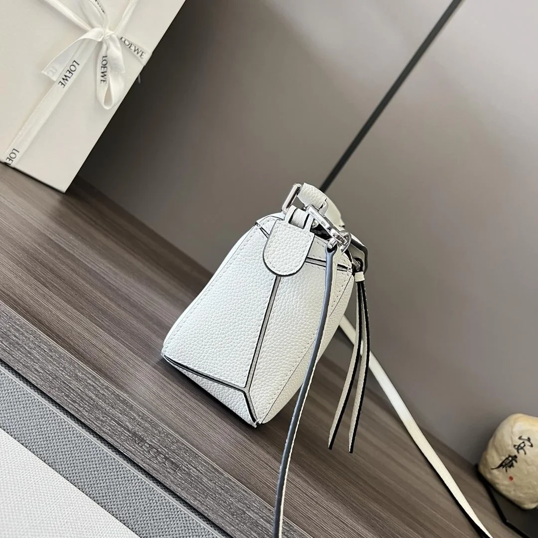 로에베 소프트 그레인 미니 퍼즐 백 화이트