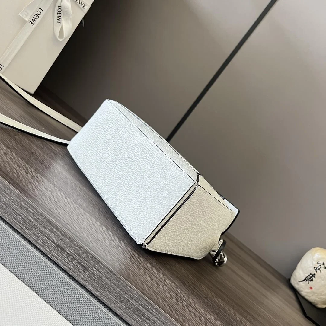 로에베 소프트 그레인 미니 퍼즐 백 화이트