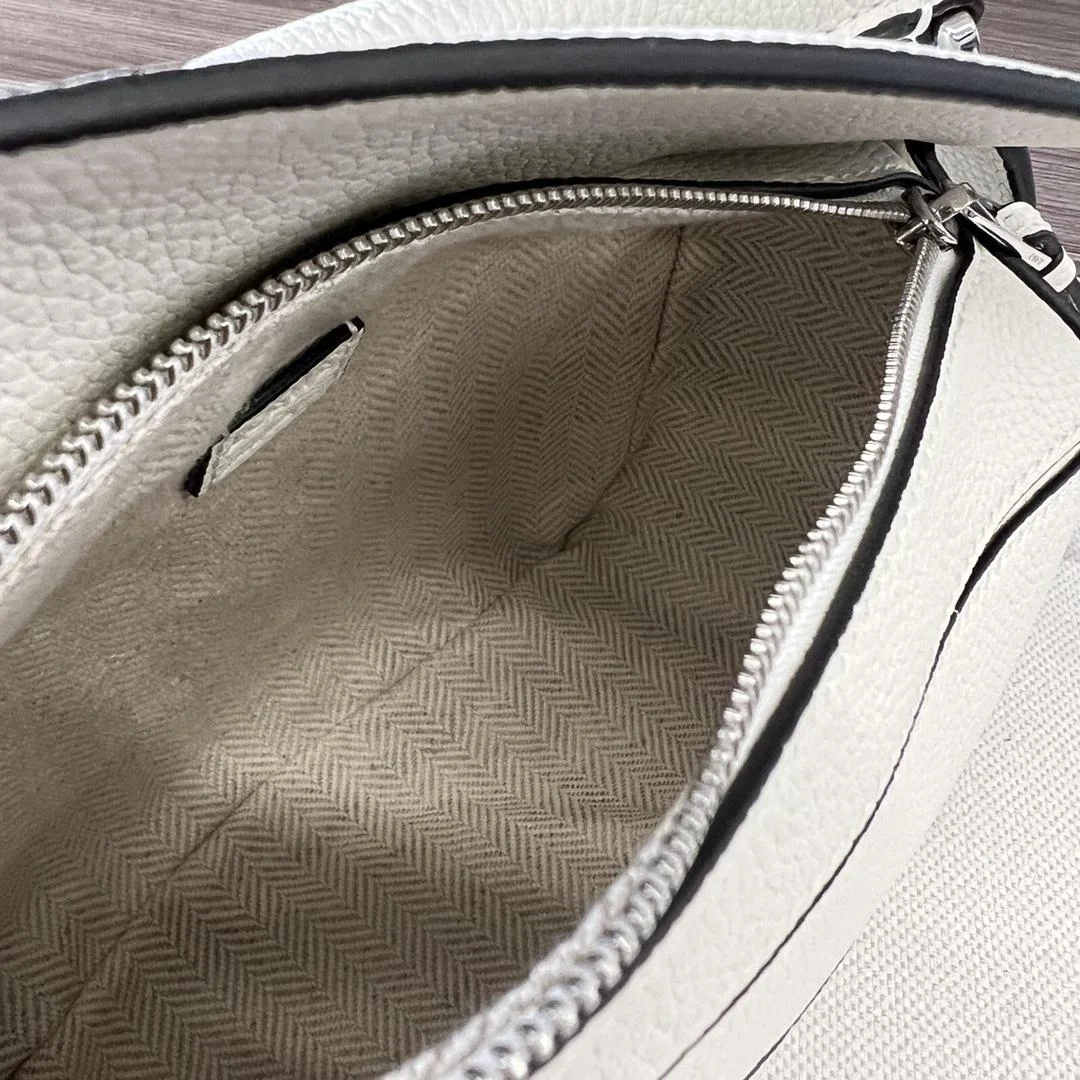 로에베 소프트 그레인 미니 퍼즐 백 화이트