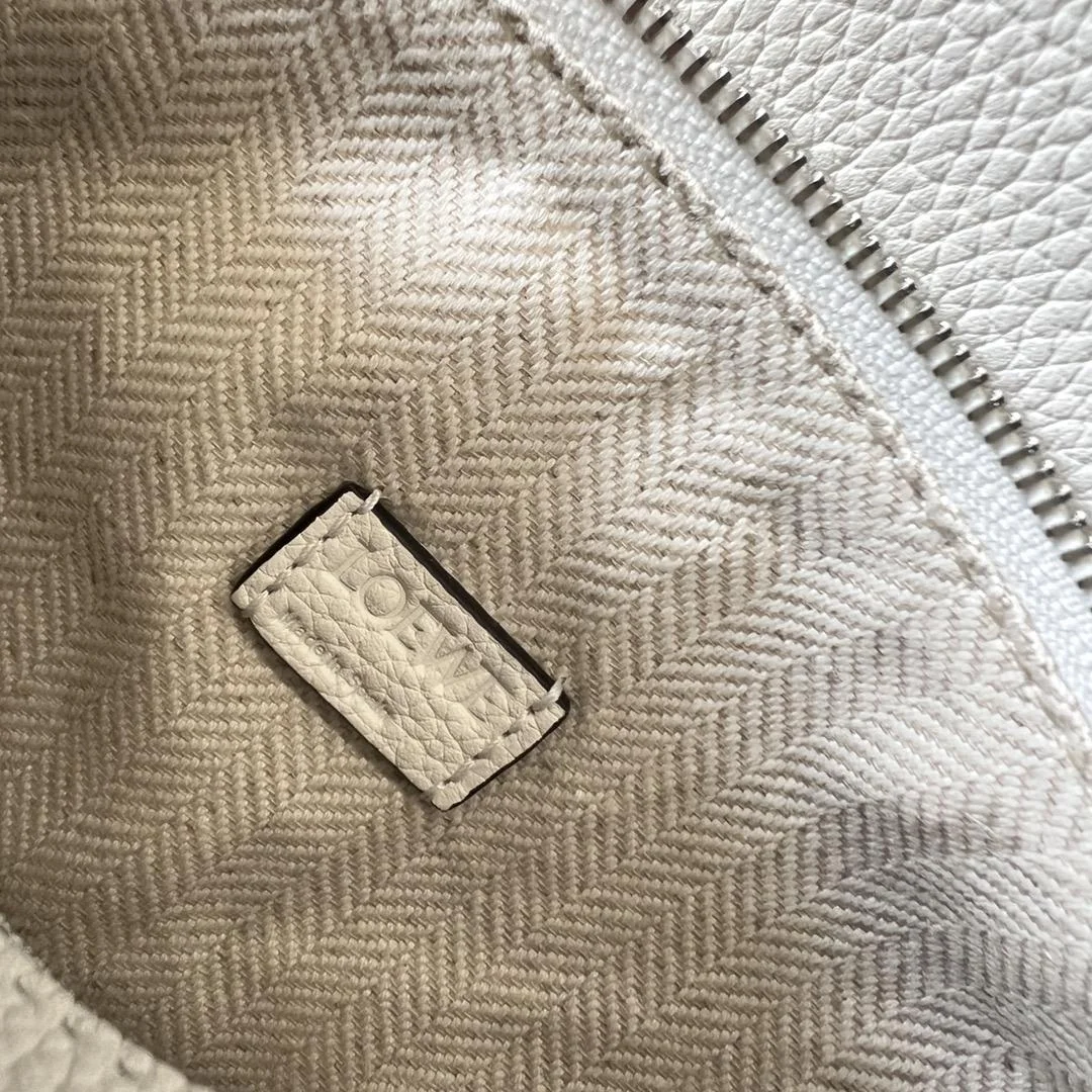 로에베 소프트 그레인 미니 퍼즐 백 화이트