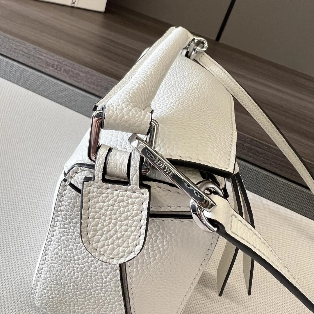 로에베 소프트 그레인 미니 퍼즐 백 화이트