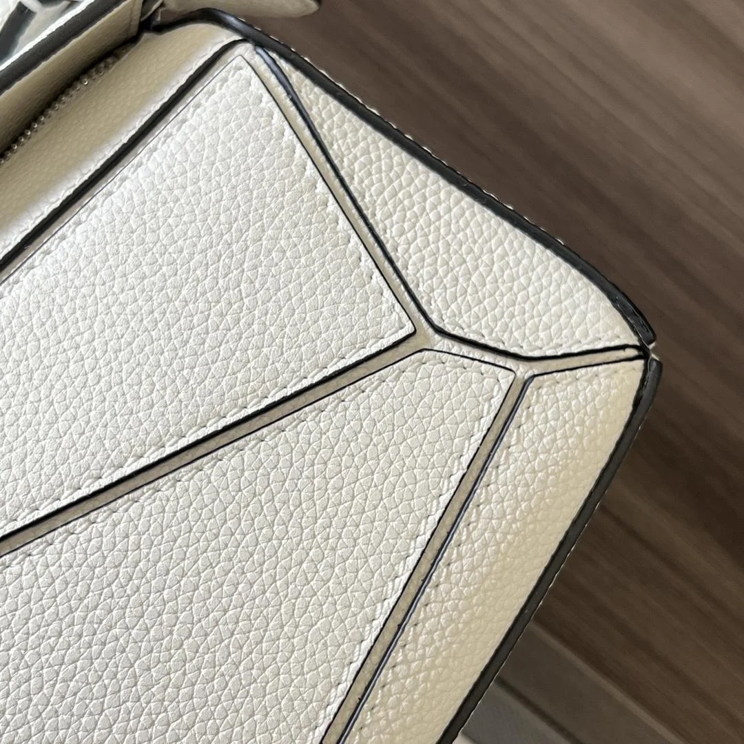 로에베 소프트 그레인 미니 퍼즐 백 화이트