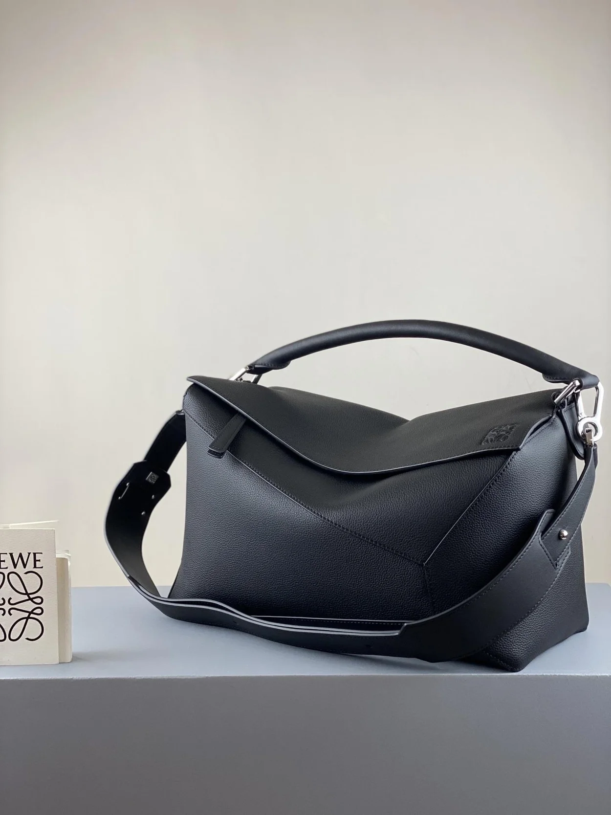 로에베 소프트 그레인 라지 퍼즐 엣지 백 블랙