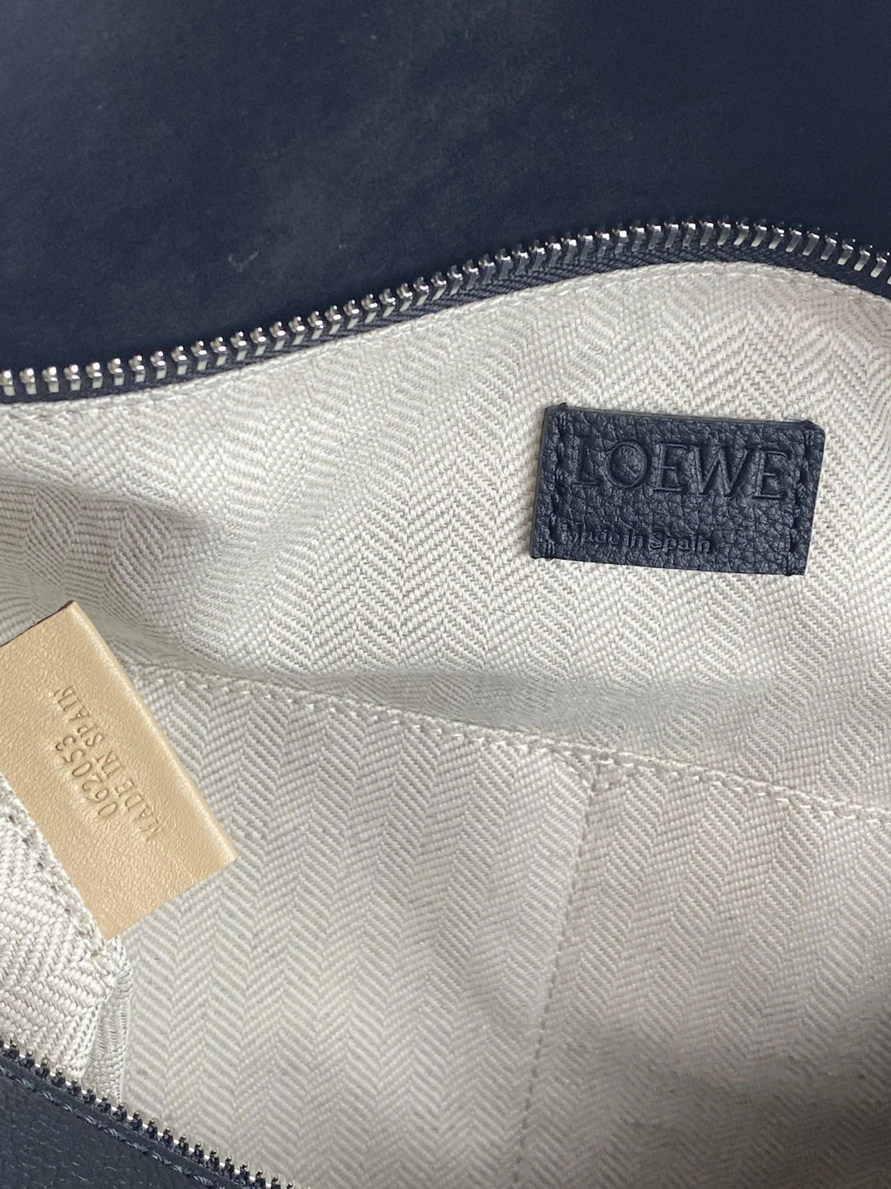 로에베 소프트 그레인 라지 퍼즐 엣지 백 블랙