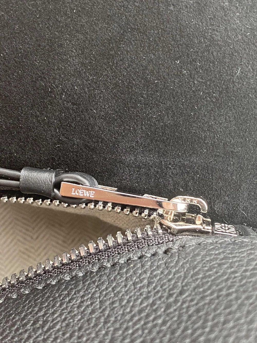 로에베 소프트 그레인 라지 퍼즐 엣지 백 블랙