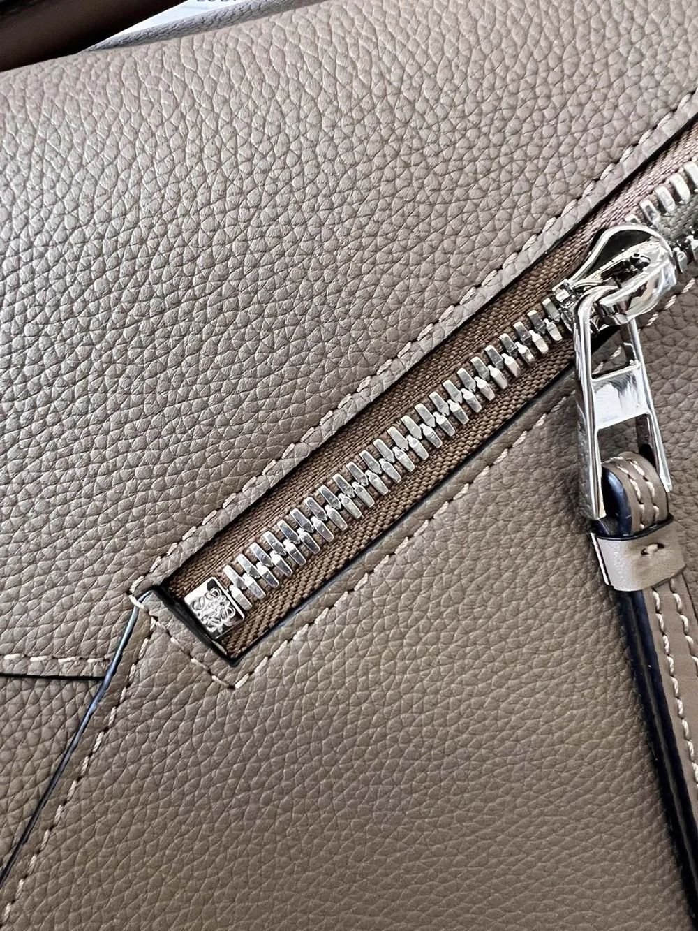 로에베 소프트 그레인 라지 퍼즐 엣지 백 베이지