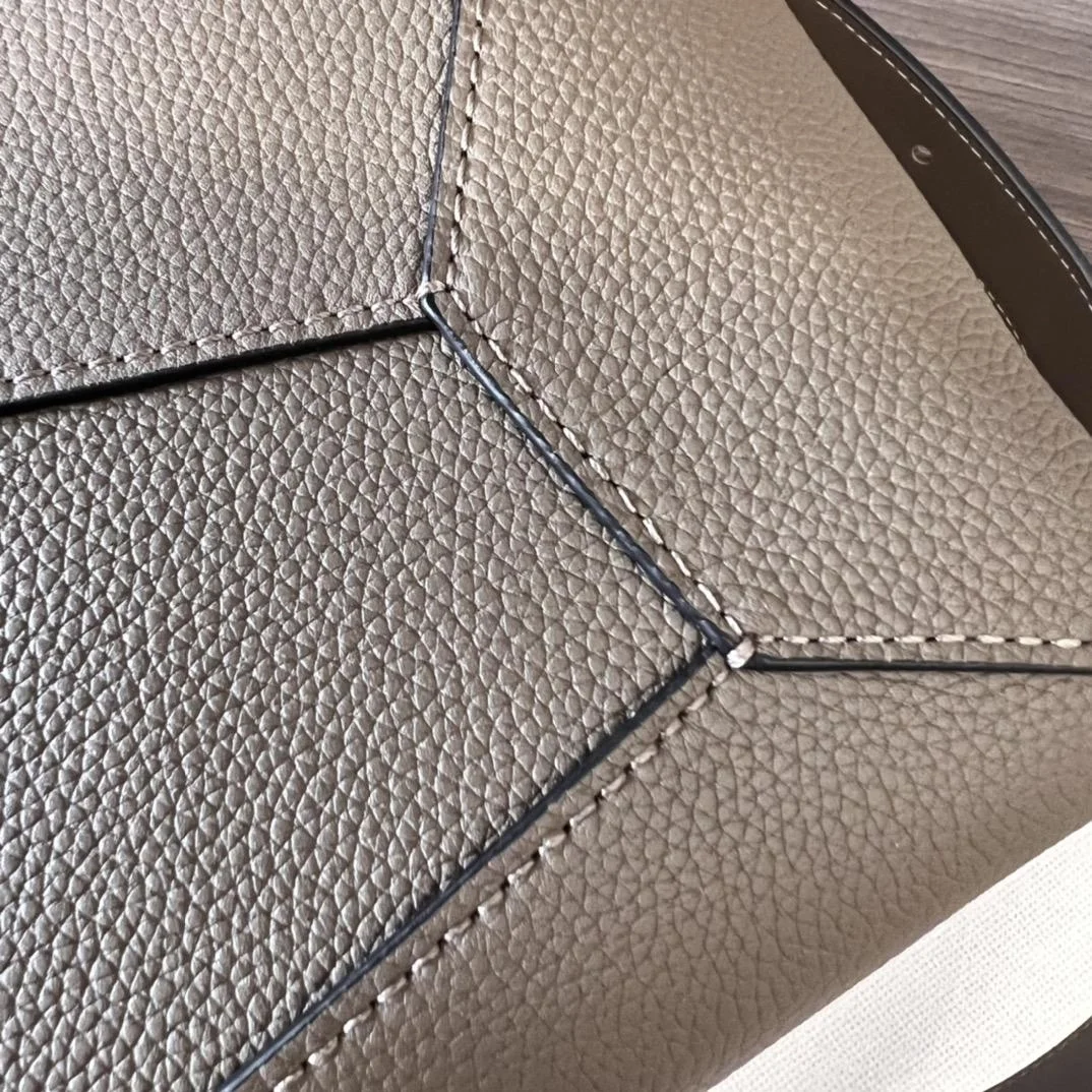 로에베 소프트 그레인 라지 퍼즐 엣지 백 베이지