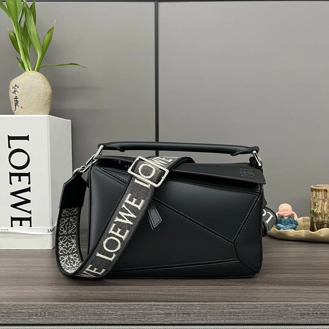 로에베 사틴 카프스킨 스몰 퍼즐 백 블랙