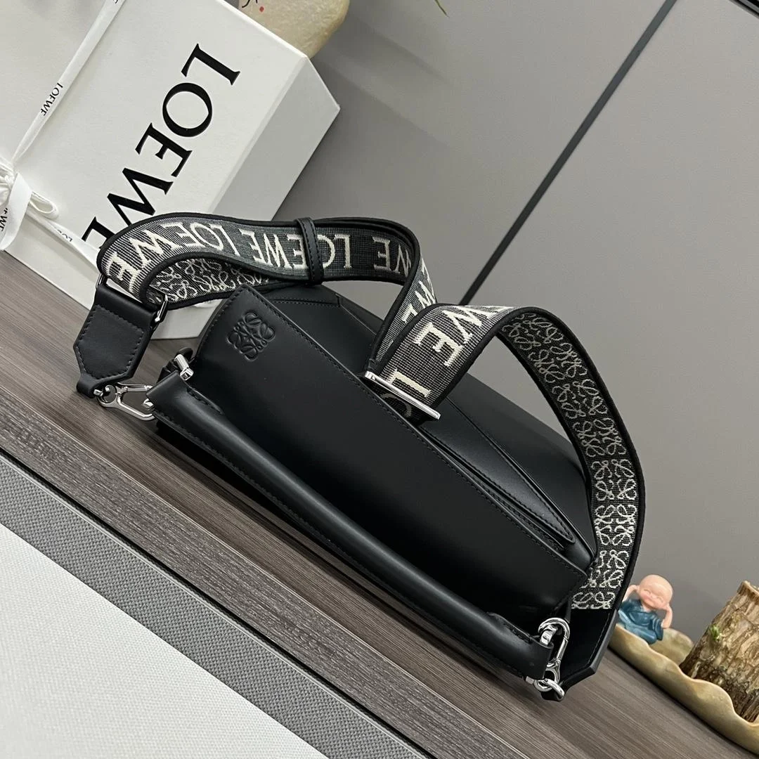 로에베 사틴 카프스킨 스몰 퍼즐 백 블랙