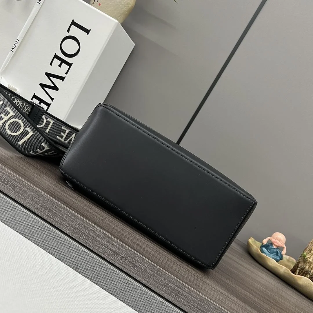 로에베 사틴 카프스킨 스몰 퍼즐 백 블랙