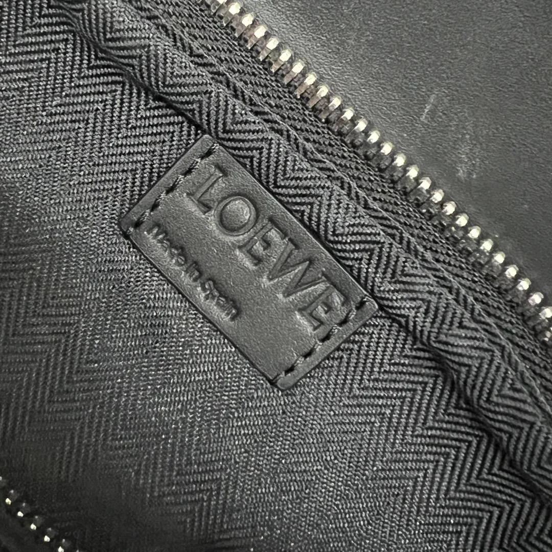 로에베 사틴 카프스킨 스몰 퍼즐 백 블랙