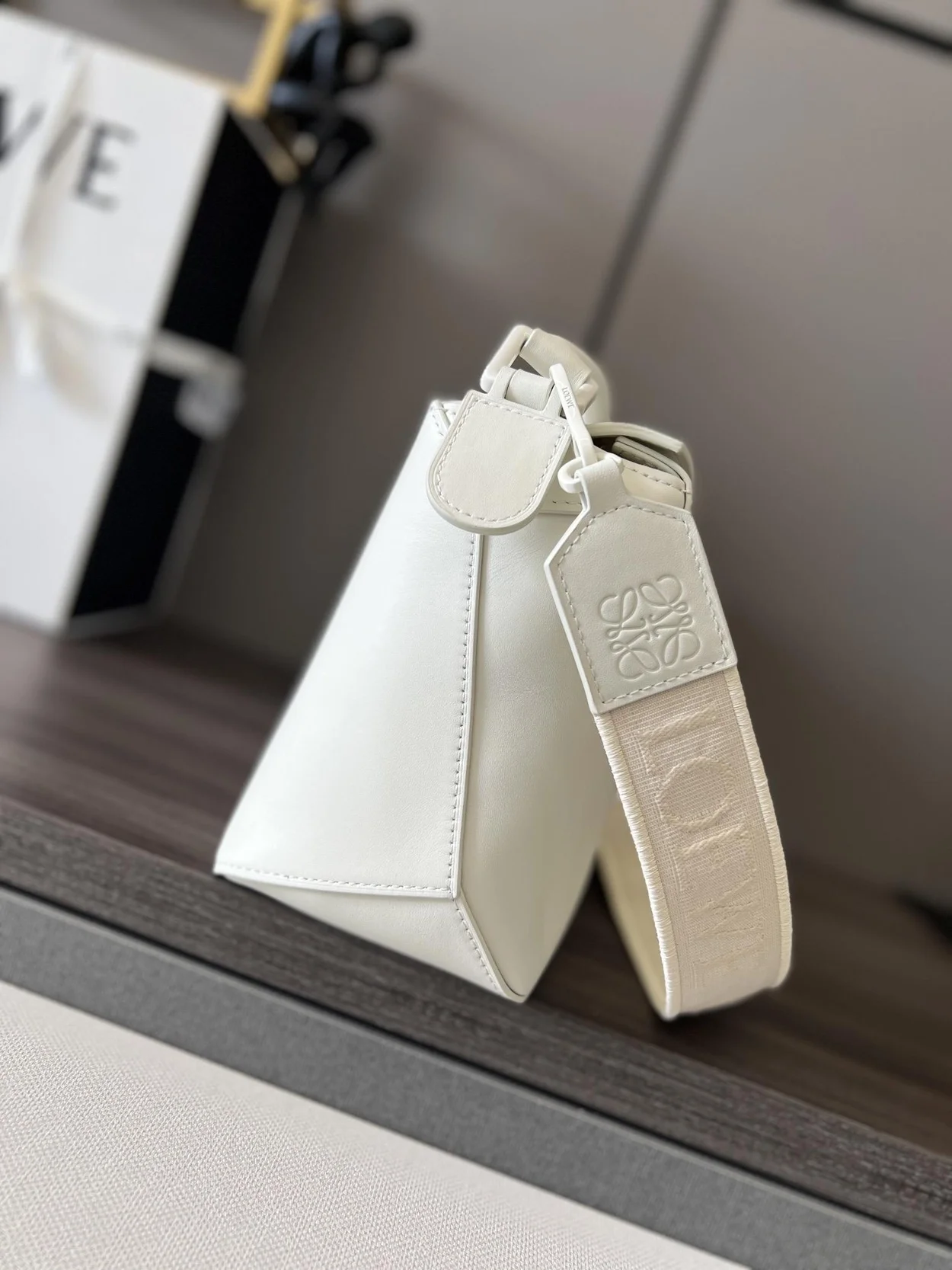 로에베 사틴 스몰 퍼즐 엣지 백 화이트