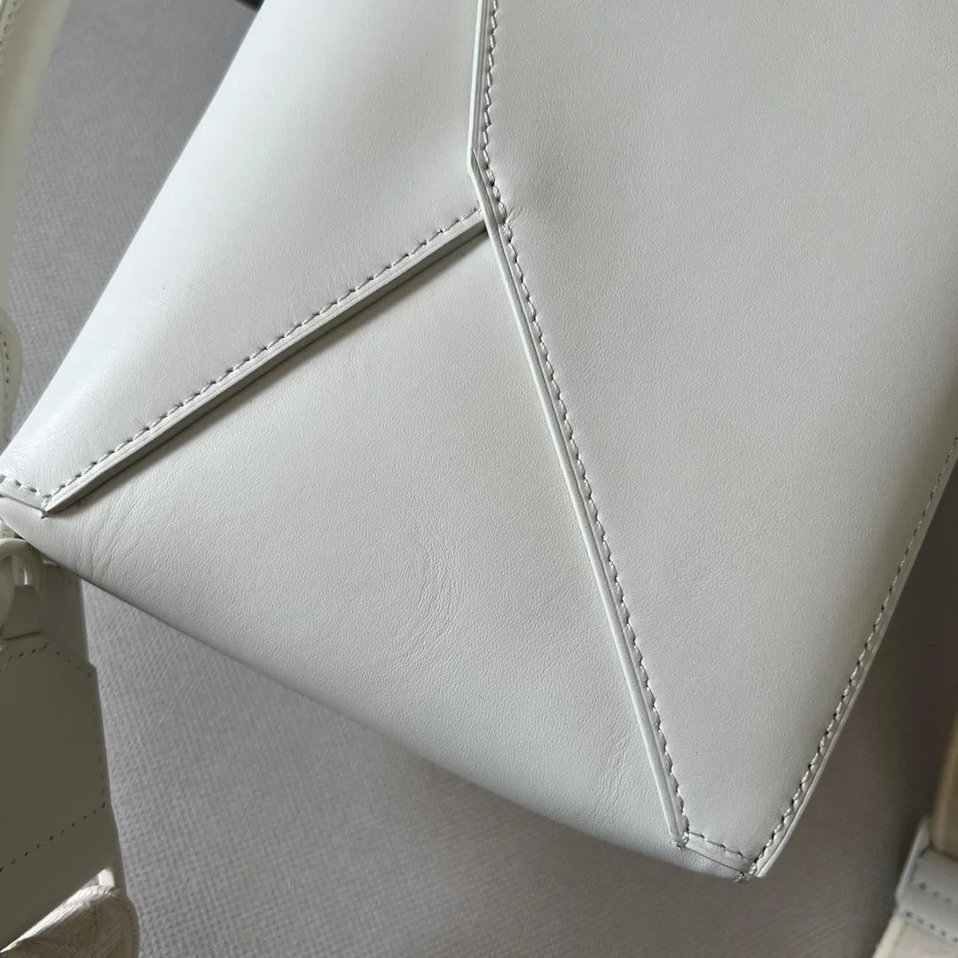 로에베 사틴 스몰 퍼즐 엣지 백 화이트