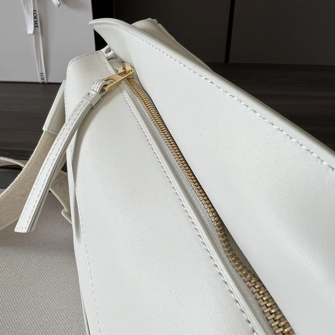 로에베 사틴 스몰 퍼즐 엣지 백 화이트