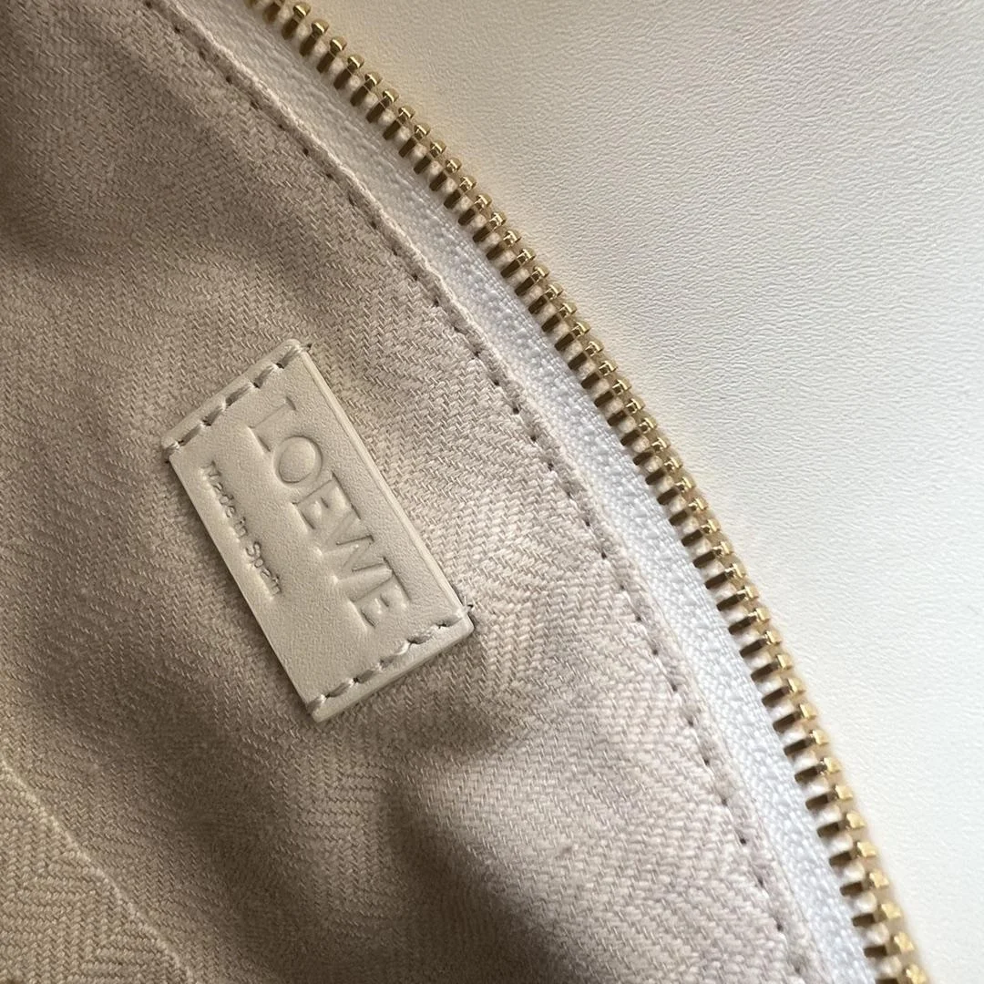 로에베 사틴 스몰 퍼즐 엣지 백 화이트