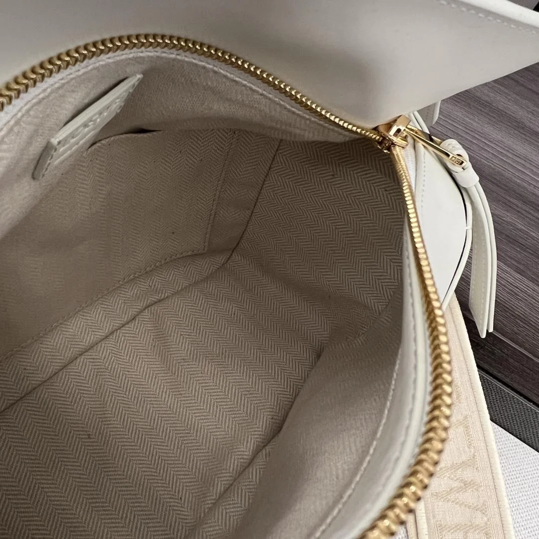 로에베 사틴 스몰 퍼즐 엣지 백 화이트