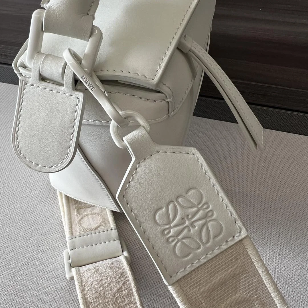 로에베 사틴 스몰 퍼즐 엣지 백 화이트