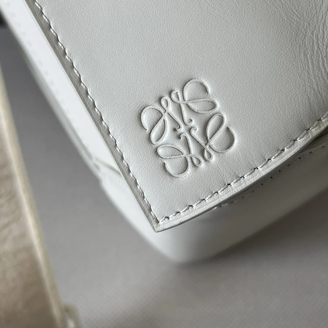 로에베 사틴 스몰 퍼즐 엣지 백 화이트