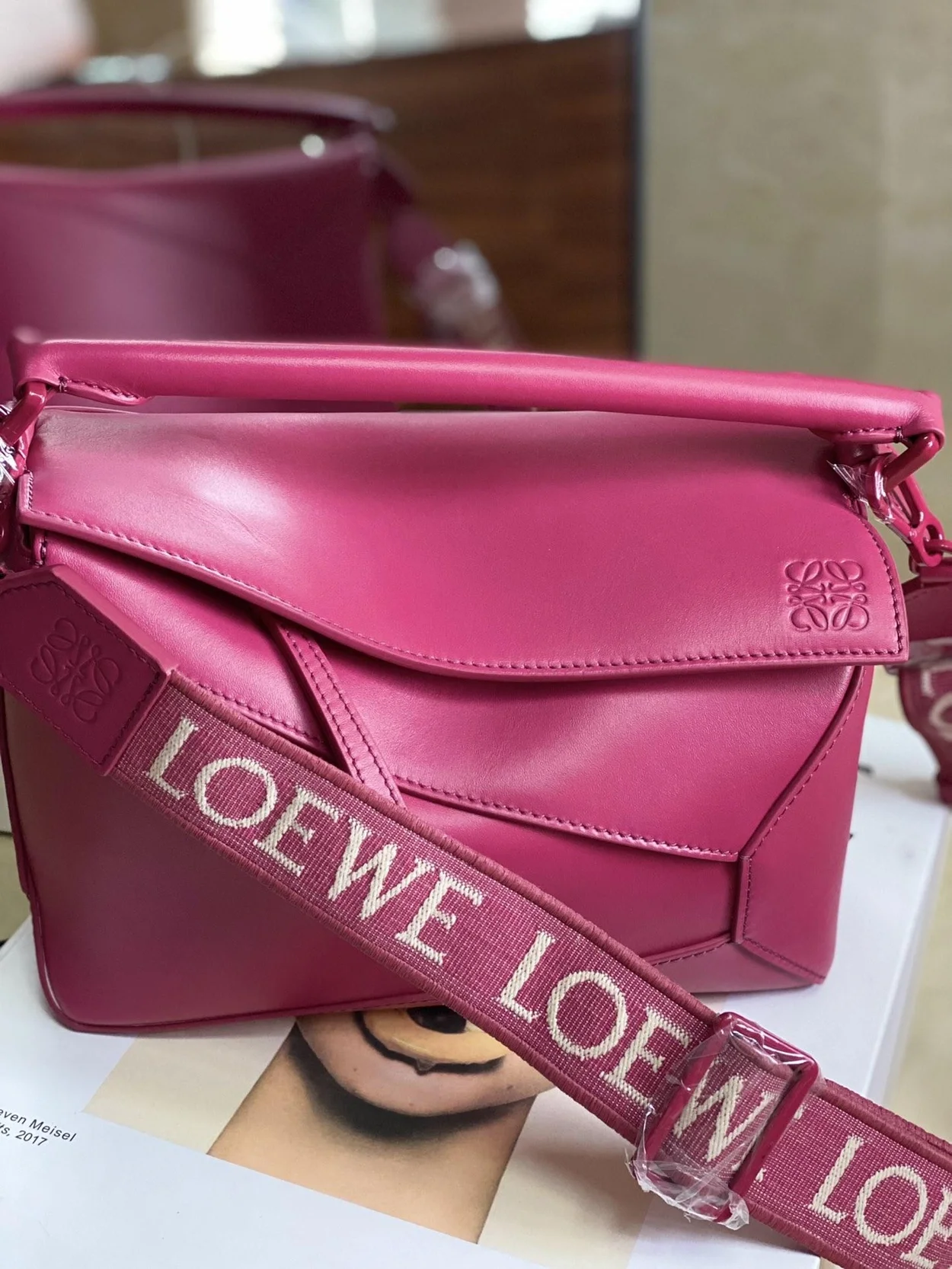 로에베 사틴 스몰 퍼즐 엣지 백 핑크