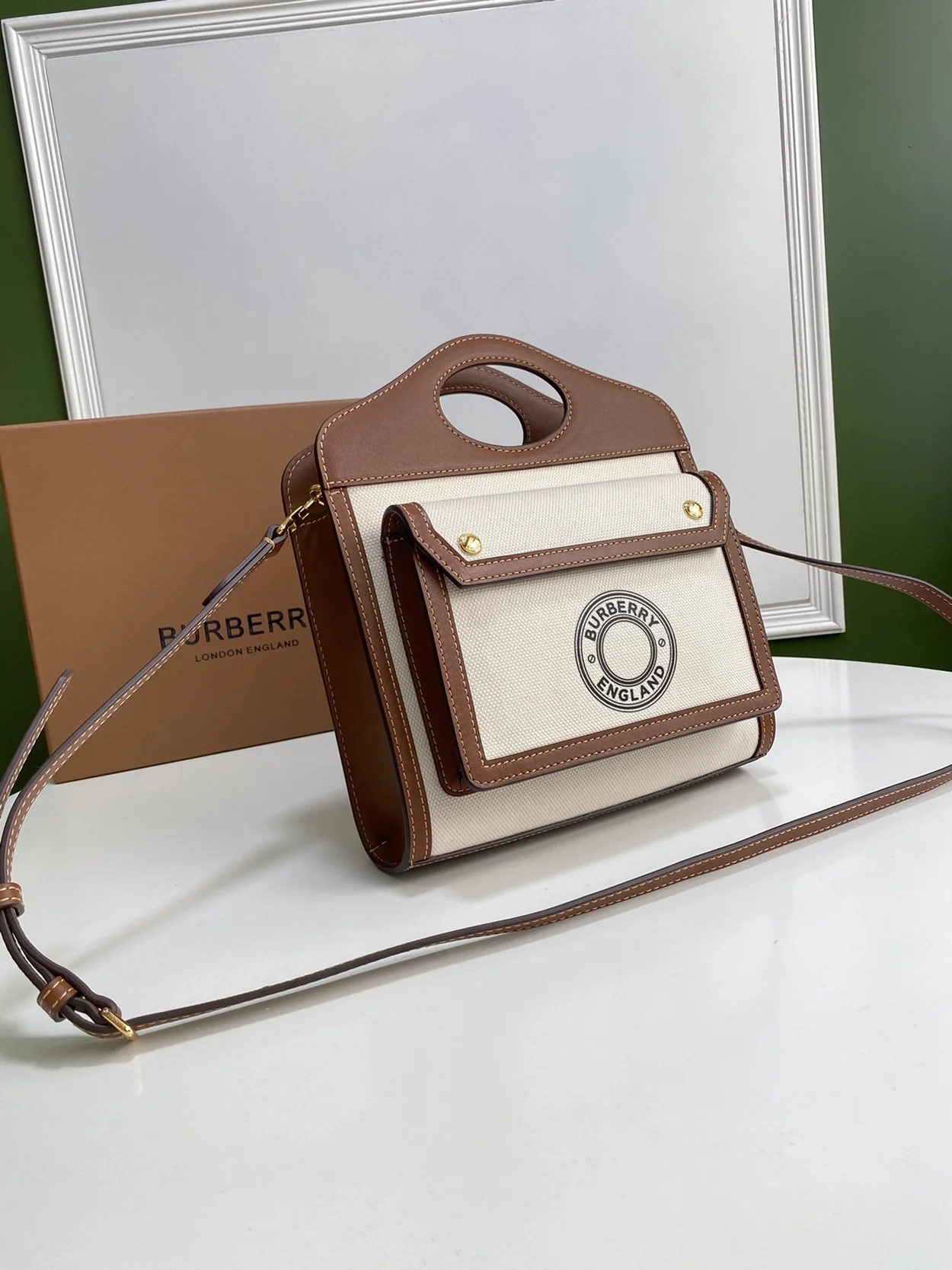 버버리 포켓 투톤 미니 캔버스 레더 토트백