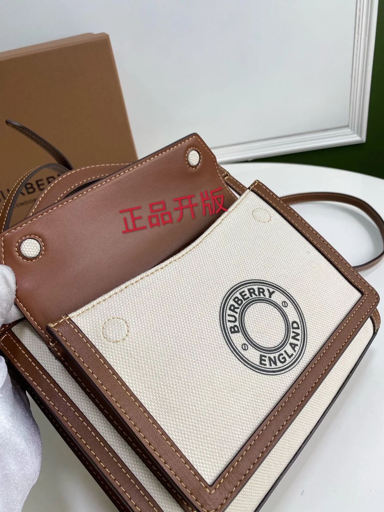 버버리 포켓 투톤 미니 캔버스 레더 토트백