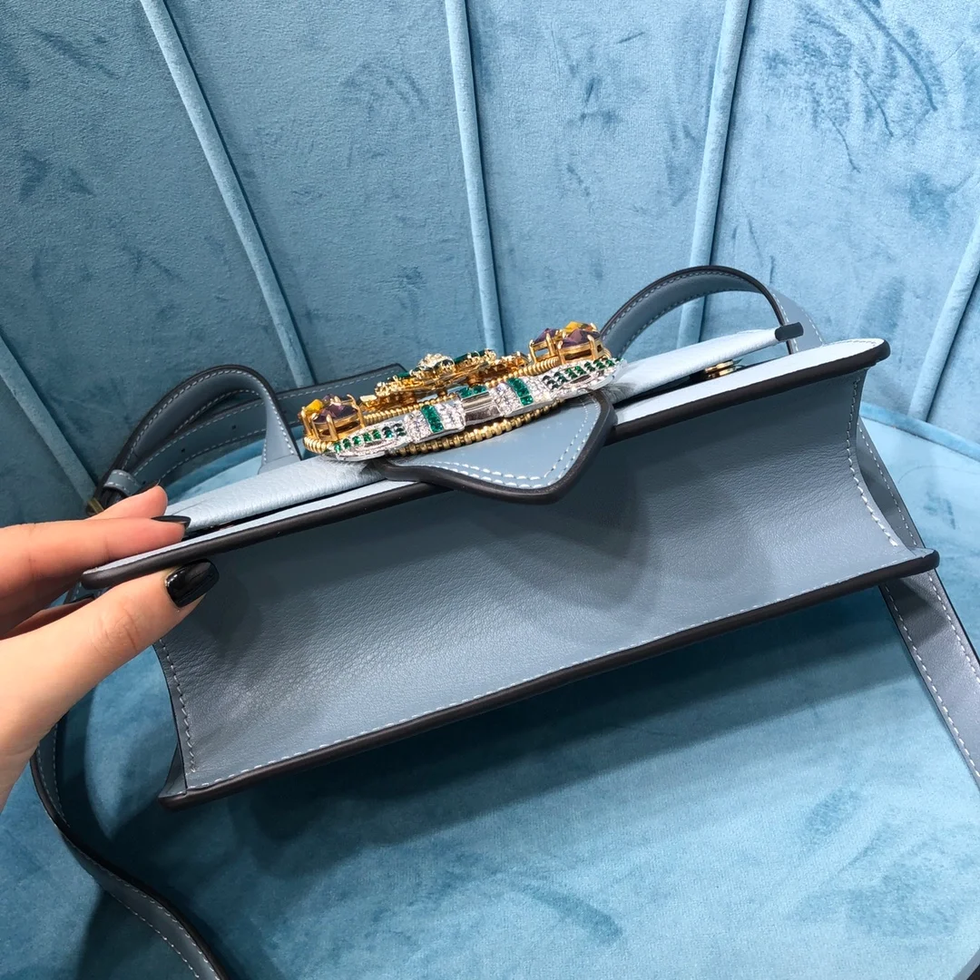 미우미우 크리스탈 버클 플랩 숄더백 블루