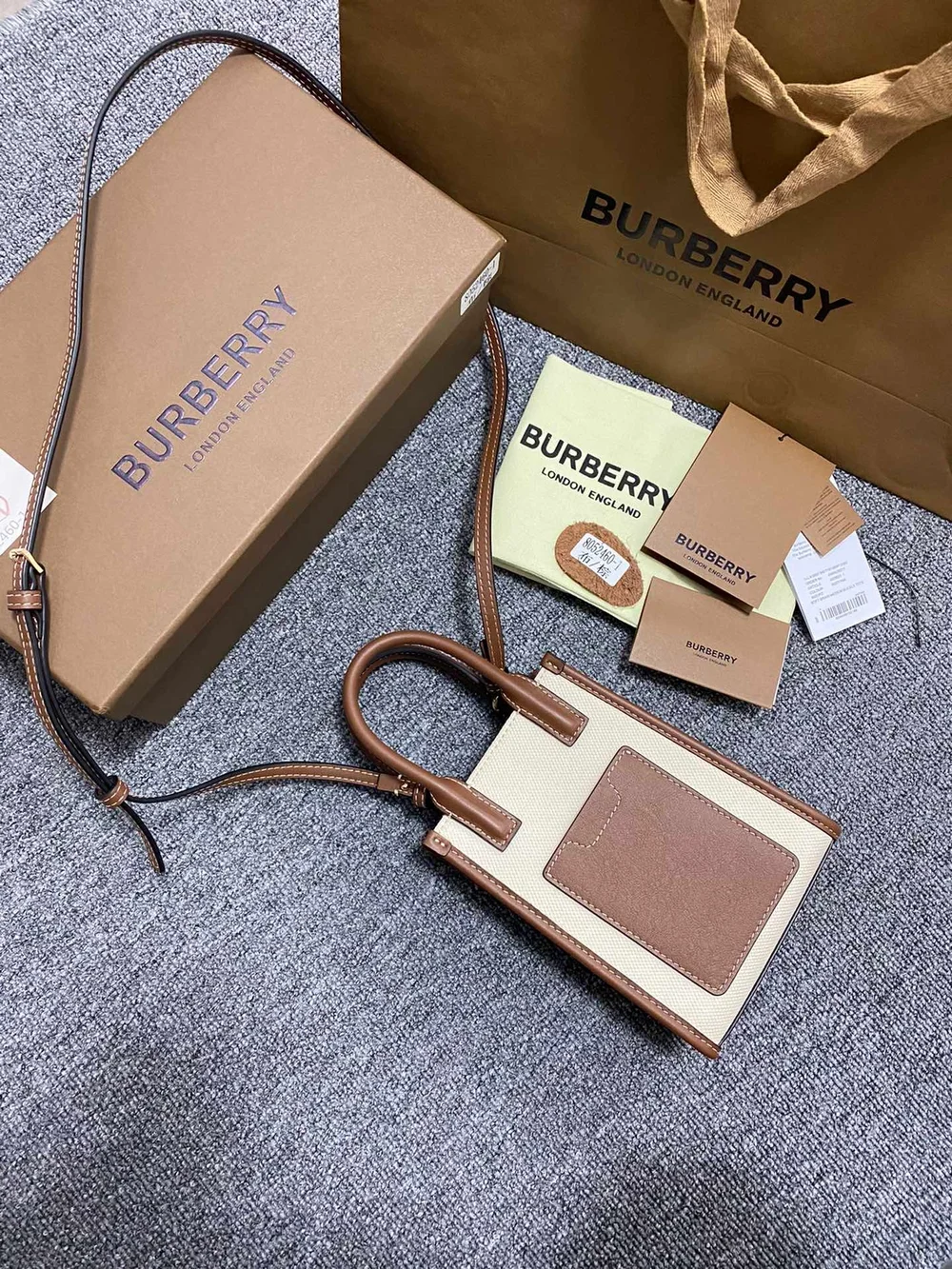 버버리 프란시스 캔버스 토트백