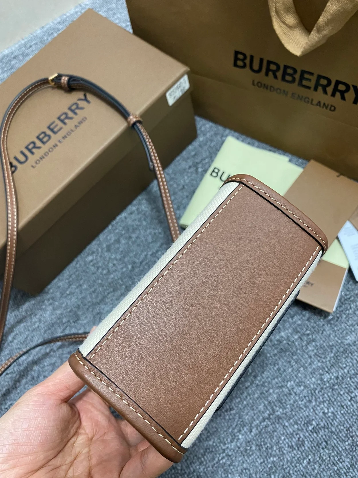 버버리 프란시스 캔버스 토트백